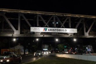 El Puente Negro de Avenida Aristóbulo del Valle luce su nueva iluminación tras una intervención impulsada por ACAV junto a la Municipalidad de Santa Fe y el senador Paco Garibaldi.