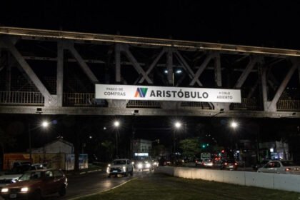 El Puente Negro de Avenida Aristóbulo del Valle luce su nueva iluminación tras una intervención impulsada por ACAV junto a la Municipalidad de Santa Fe y el senador Paco Garibaldi.
