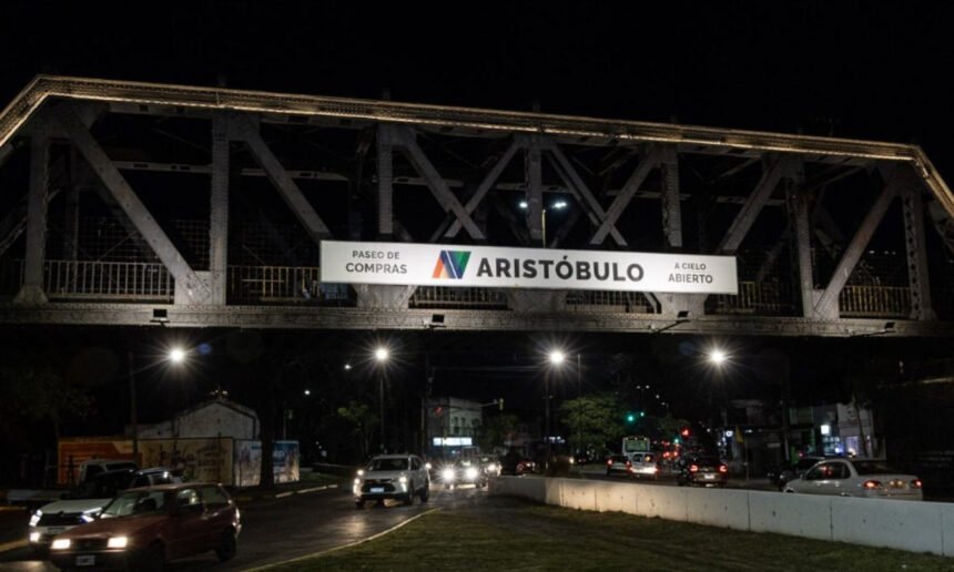 El Puente Negro de Avenida Aristóbulo del Valle luce su nueva iluminación tras una intervención impulsada por ACAV junto a la Municipalidad de Santa Fe y el senador Paco Garibaldi.