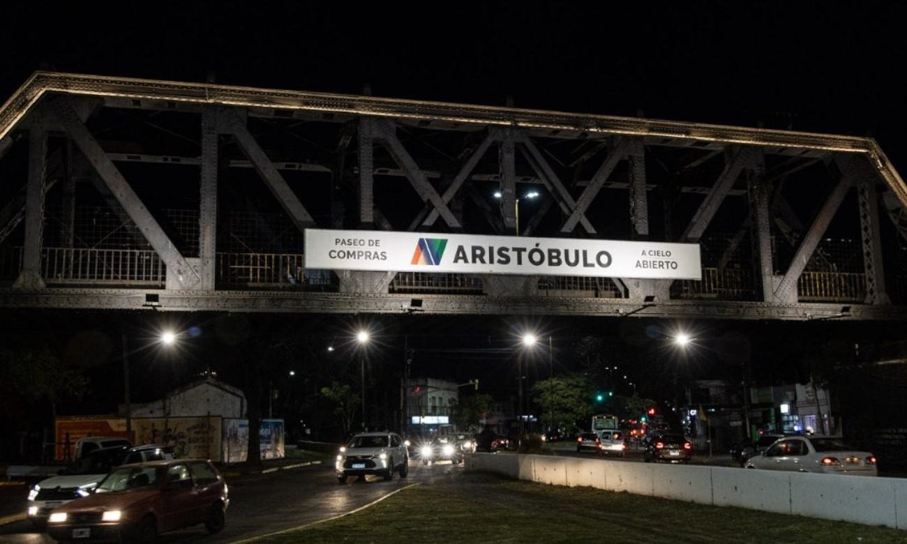 El Puente Negro de Avenida Aristóbulo del Valle luce su nueva iluminación tras una intervención impulsada por ACAV junto a la Municipalidad de Santa Fe y el senador Paco Garibaldi.