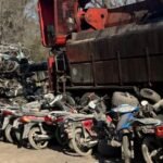Operativo de compactación de motocicletas retenidas realizado por la Municipalidad de Puerto General San Martín junto a autoridades locales.