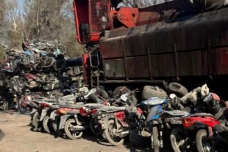 Operativo de compactación de motocicletas retenidas realizado por la Municipalidad de Puerto General San Martín junto a autoridades locales.