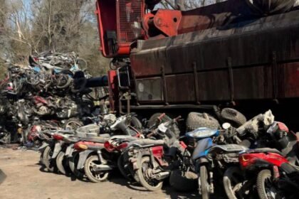 Operativo de compactación de motocicletas retenidas realizado por la Municipalidad de Puerto General San Martín junto a autoridades locales.