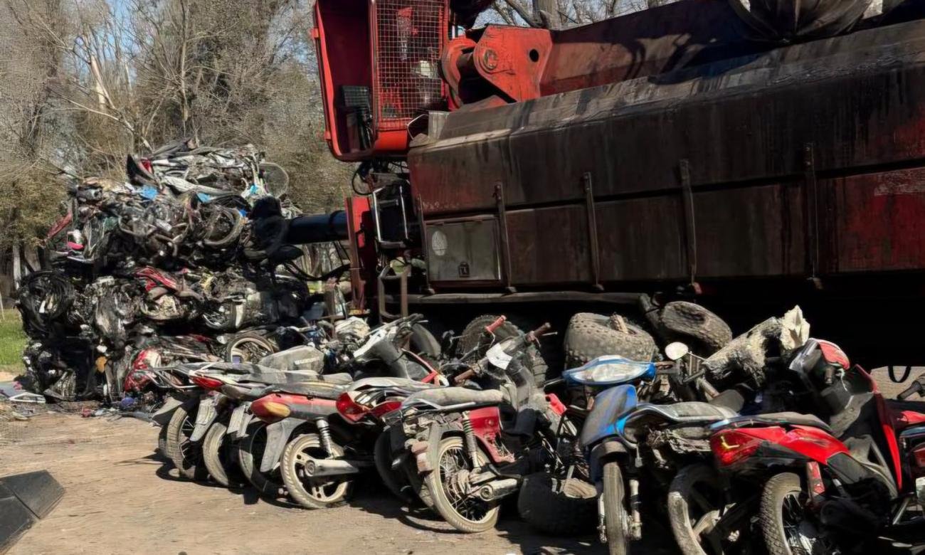 Operativo de compactación de motocicletas retenidas realizado por la Municipalidad de Puerto General San Martín junto a autoridades locales.