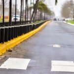 Trabajos de señalización vial y colocación de nueva cartelería urbana en distintos sectores de Puerto General San Martín. Foto: Municipio de Puerto General San Martín.