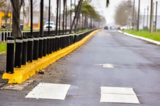 Trabajos de señalización vial y colocación de nueva cartelería urbana en distintos sectores de Puerto General San Martín. Foto: Municipio de Puerto General San Martín.