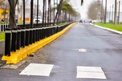 Trabajos de señalización vial y colocación de nueva cartelería urbana en distintos sectores de Puerto General San Martín. Foto: Municipio de Puerto General San Martín.