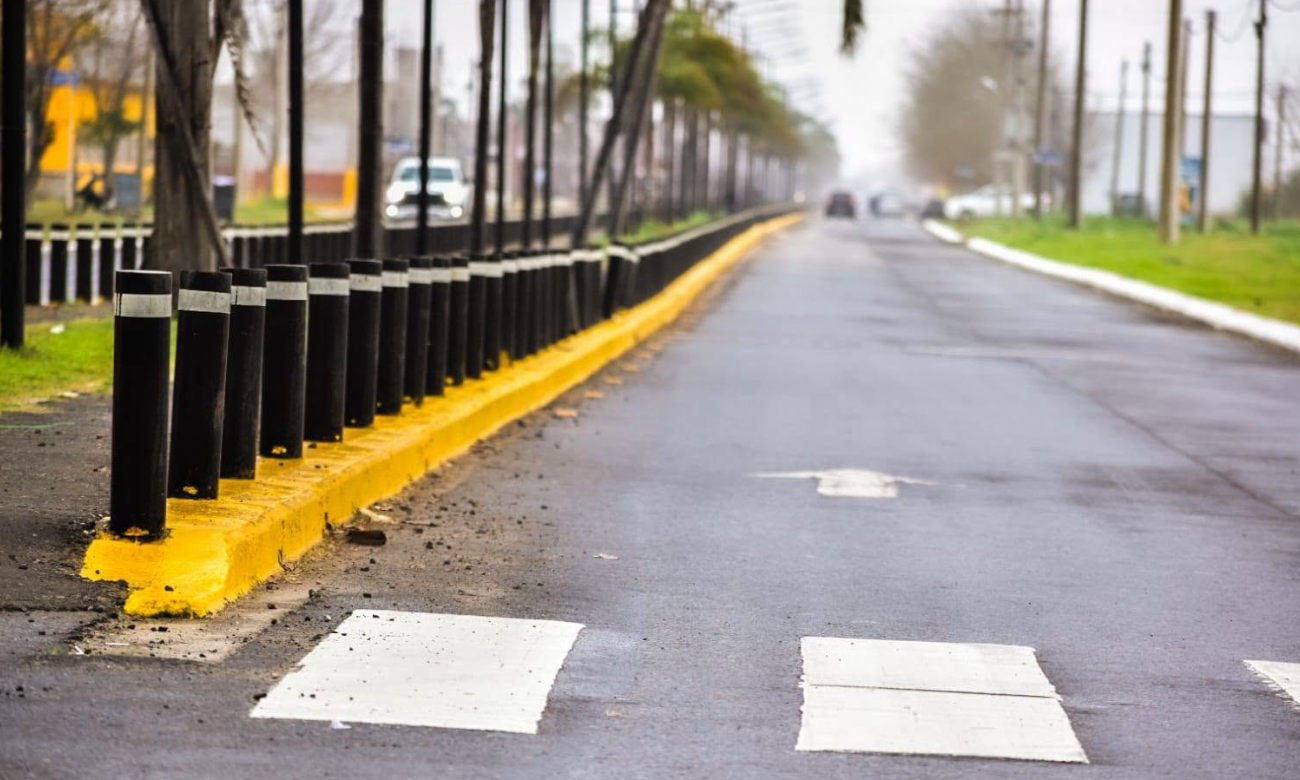 Trabajos de señalización vial y colocación de nueva cartelería urbana en distintos sectores de Puerto General San Martín. Foto: Municipio de Puerto General San Martín.