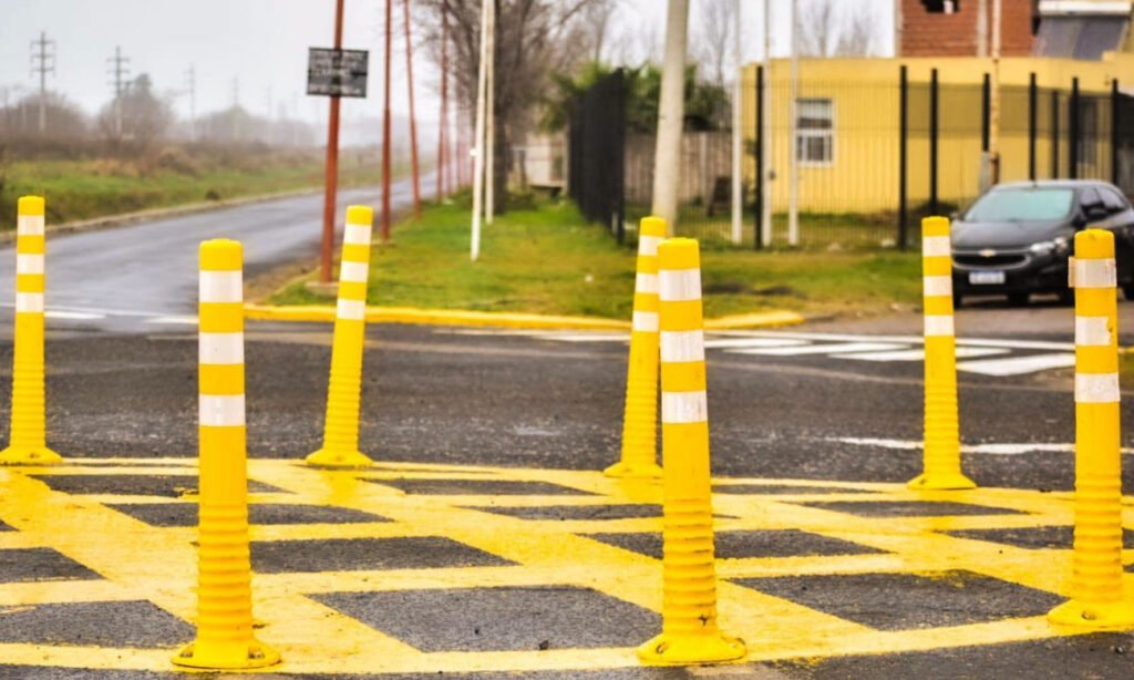 Nueva señalización vial en calles de Puerto General San Martín, una obra orientada a mejorar la visibilidad y el ordenamiento del tránsito.