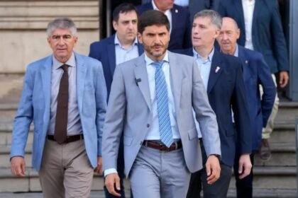 El gobernador Maximiliano Pullaro junto a los ministros Pablo Olivares y Fabián Bastia durante una actividad oficial del Gobierno de Santa Fe. Foto de archivo.