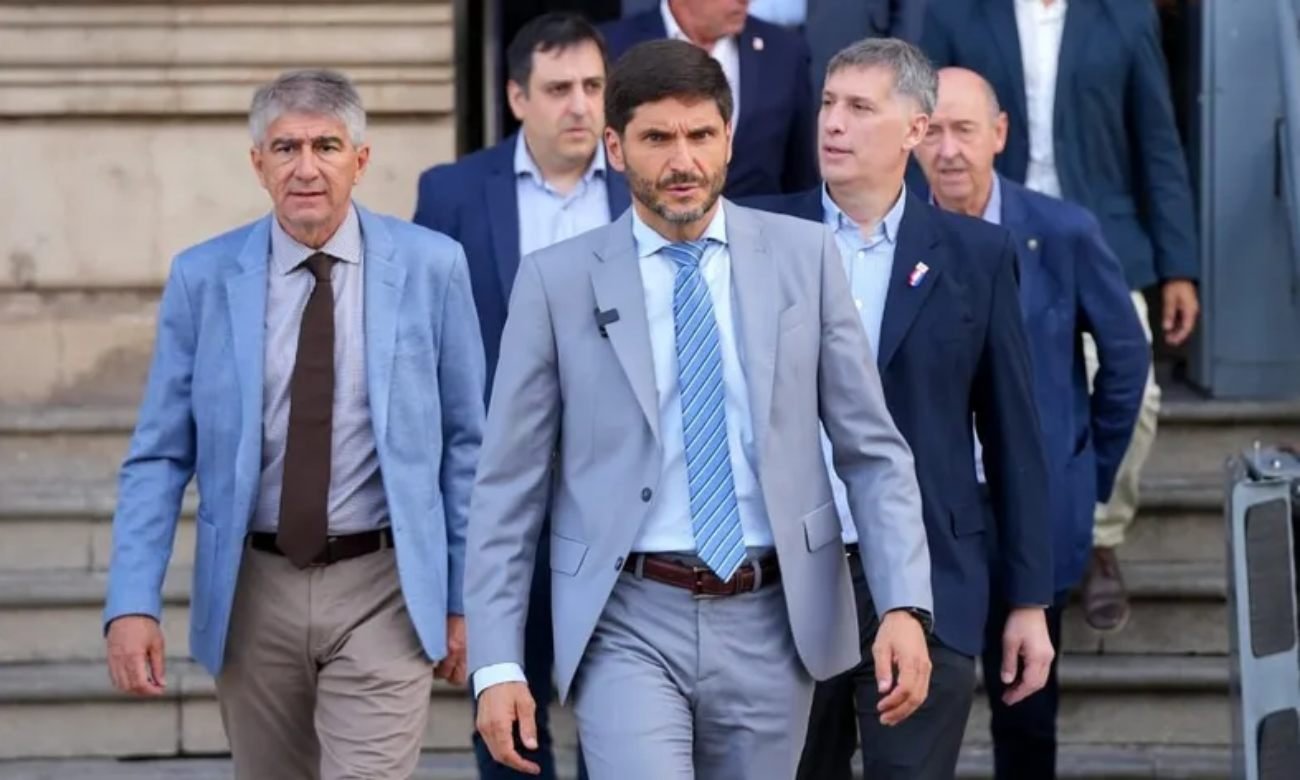 El gobernador Maximiliano Pullaro junto a los ministros Pablo Olivares y Fabián Bastia durante una actividad oficial del Gobierno de Santa Fe. Foto de archivo.