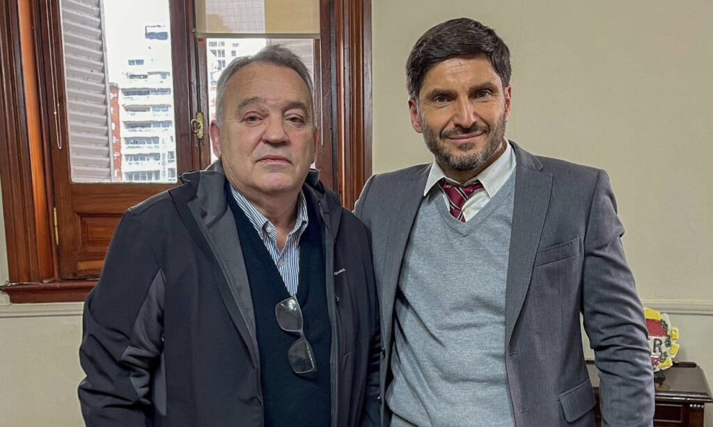 Gabriel Real junto al gobernador Maximiliano Pullaro durante una actividad institucional en la provincia de Santa Fe. Foto de archivo.
