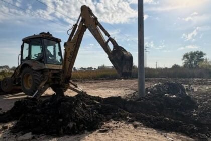 Las tareas de limpieza y mantenimiento de canales y reservorios forman parte del plan de prevención hídrica que la Municipalidad desarrolla en distintos sectores de la ciudad.