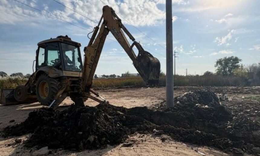 Las tareas de limpieza y mantenimiento de canales y reservorios forman parte del plan de prevención hídrica que la Municipalidad desarrolla en distintos sectores de la ciudad.