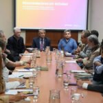 Autoridades provinciales y representantes institucionales durante una reunión de coordinación para fortalecer las políticas de prevención climática en Santa Fe.