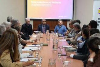 Autoridades provinciales y representantes institucionales durante una reunión de coordinación para fortalecer las políticas de prevención climática en Santa Fe.