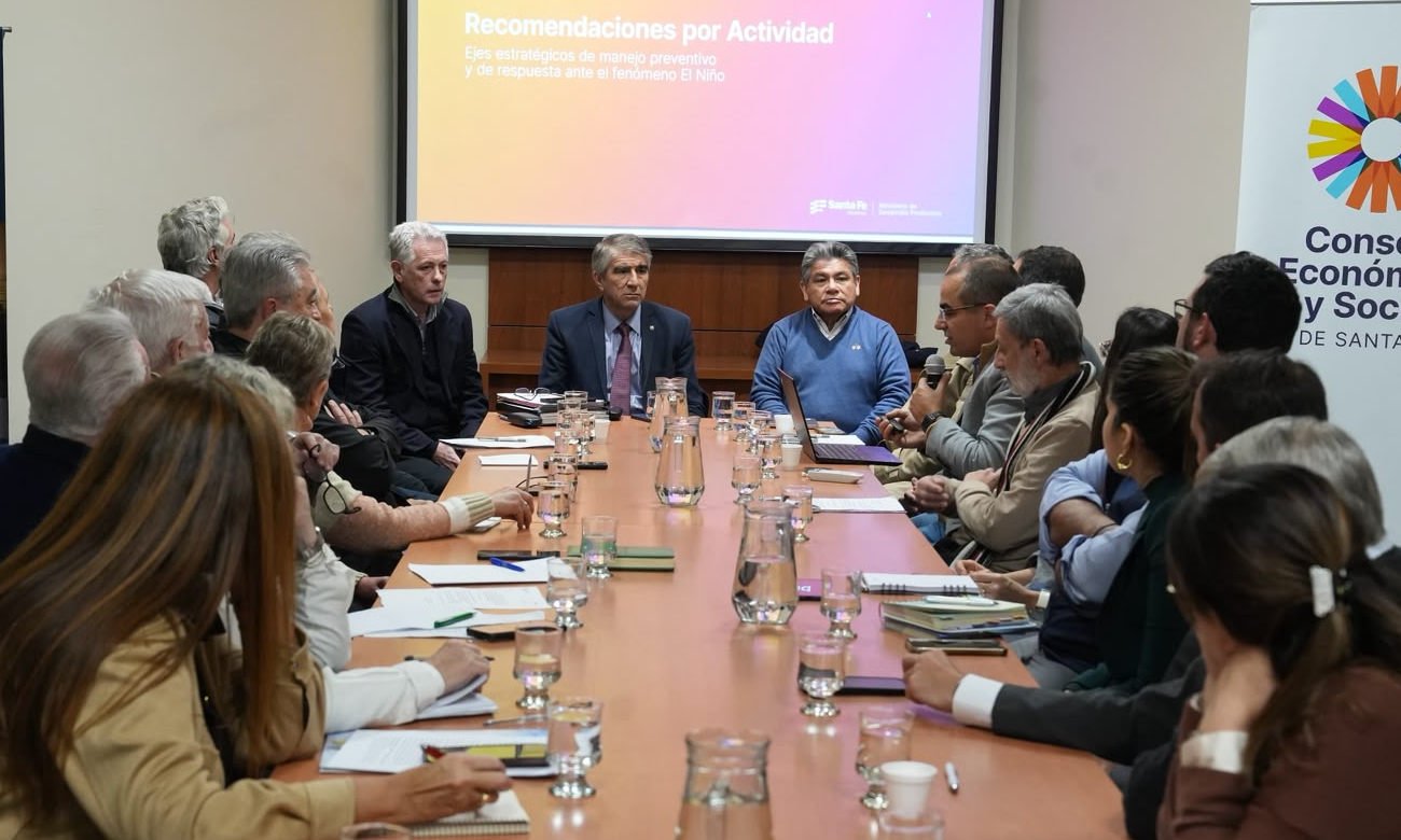 Autoridades provinciales y representantes institucionales durante una reunión de coordinación para fortalecer las políticas de prevención climática en Santa Fe.