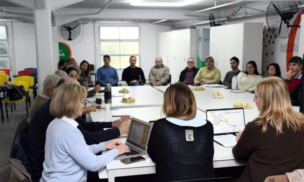 Representantes de instituciones y equipos técnicos durante una reunión de trabajo de la Comisión Especial de Entornos Urbanos Ribereños de Santa Fe.