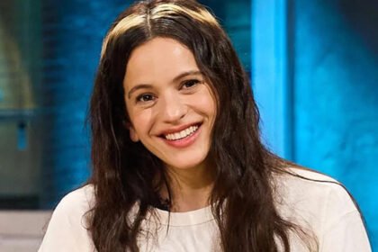 Rosalía durante una entrevista televisiva. La cantante española, una de las artistas más reconocidas de la escena internacional, habló en distintas oportunidades sobre su carrera y su vínculo con sus seguidores.
