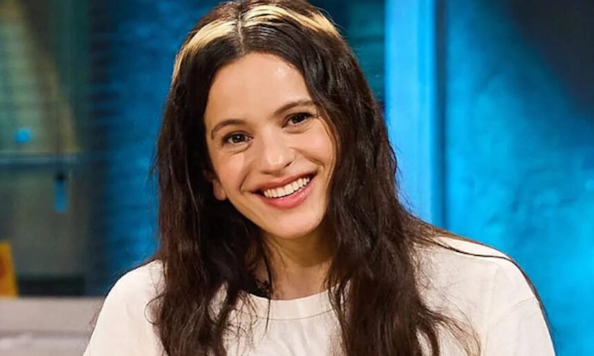 Rosalía durante una entrevista televisiva. La cantante española, una de las artistas más reconocidas de la escena internacional, habló en distintas oportunidades sobre su carrera y su vínculo con sus seguidores.
