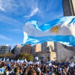 Miles de personas se congregaron en el Monumento Nacional a la Bandera para celebrar un nuevo triunfo de la Selección Argentina en el Mundial.