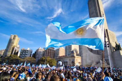 Miles de personas se congregaron en el Monumento Nacional a la Bandera para celebrar un nuevo triunfo de la Selección Argentina en el Mundial.