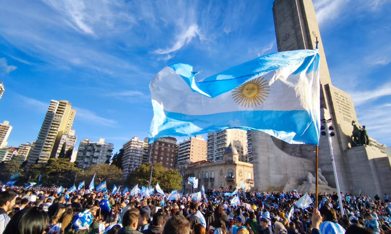 Miles de personas se congregaron en el Monumento Nacional a la Bandera para celebrar un nuevo triunfo de la Selección Argentina en el Mundial.