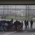 Manifestantes durante una protesta con corte de tránsito en la avenida Circunvalación de Rosario, en el marco de una jornada nacional de reclamos sociales y gremiales. Foto Rosario3.