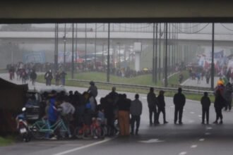 Manifestantes durante una protesta con corte de tránsito en la avenida Circunvalación de Rosario, en el marco de una jornada nacional de reclamos sociales y gremiales. Foto Rosario3.