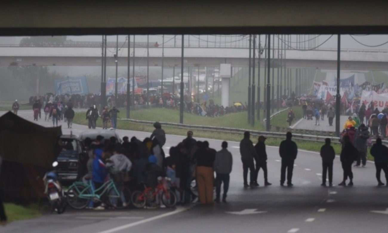 Manifestantes durante una protesta con corte de tránsito en la avenida Circunvalación de Rosario, en el marco de una jornada nacional de reclamos sociales y gremiales. Foto Rosario3.