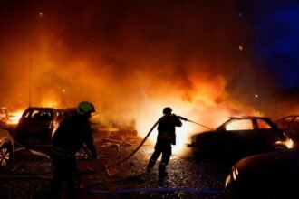 Equipos de emergencia trabajan entre edificios dañados y escombros tras un ataque ruso sobre Kiev, en medio de una nueva escalada de la guerra en Ucrania.