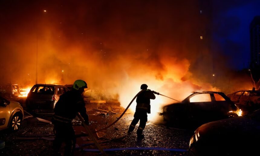 Equipos de emergencia trabajan entre edificios dañados y escombros tras un ataque ruso sobre Kiev, en medio de una nueva escalada de la guerra en Ucrania.
