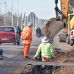 Trabajos de reparación y mejoramiento sobre la Ruta Nacional 11 en Puerto General San Martín, con intervenciones destinadas a optimizar la circulación y la seguridad vial.