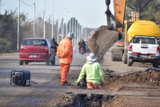 Trabajos de reparación y mejoramiento sobre la Ruta Nacional 11 en Puerto General San Martín, con intervenciones destinadas a optimizar la circulación y la seguridad vial.