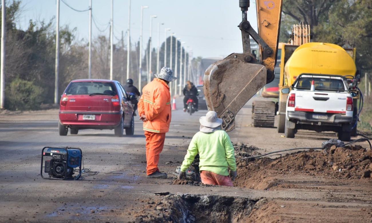 Trabajos de reparación y mejoramiento sobre la Ruta Nacional 11 en Puerto General San Martín, con intervenciones destinadas a optimizar la circulación y la seguridad vial.