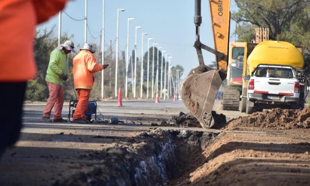 Maquinaria y operarios trabajan en la reparación de la Ruta Nacional 11, en el marco del plan de mejoramiento vial en Puerto General San Martín.
