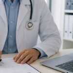 Médico laboral durante una evaluación administrativa vinculada al seguimiento de la salud ocupacional de trabajadores. Foto ilustrativa.