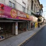 Vista de la cuadra de San Jerónimo al 2100, en el centro de la ciudad de Santa Fe, donde se desarrollan las investigaciones por el ataque armado.