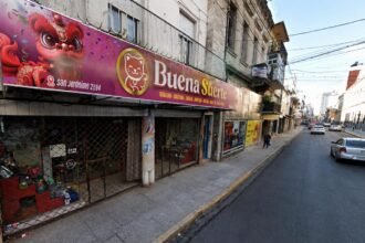 Vista de la cuadra de San Jerónimo al 2100, en el centro de la ciudad de Santa Fe, donde se desarrollan las investigaciones por el ataque armado.