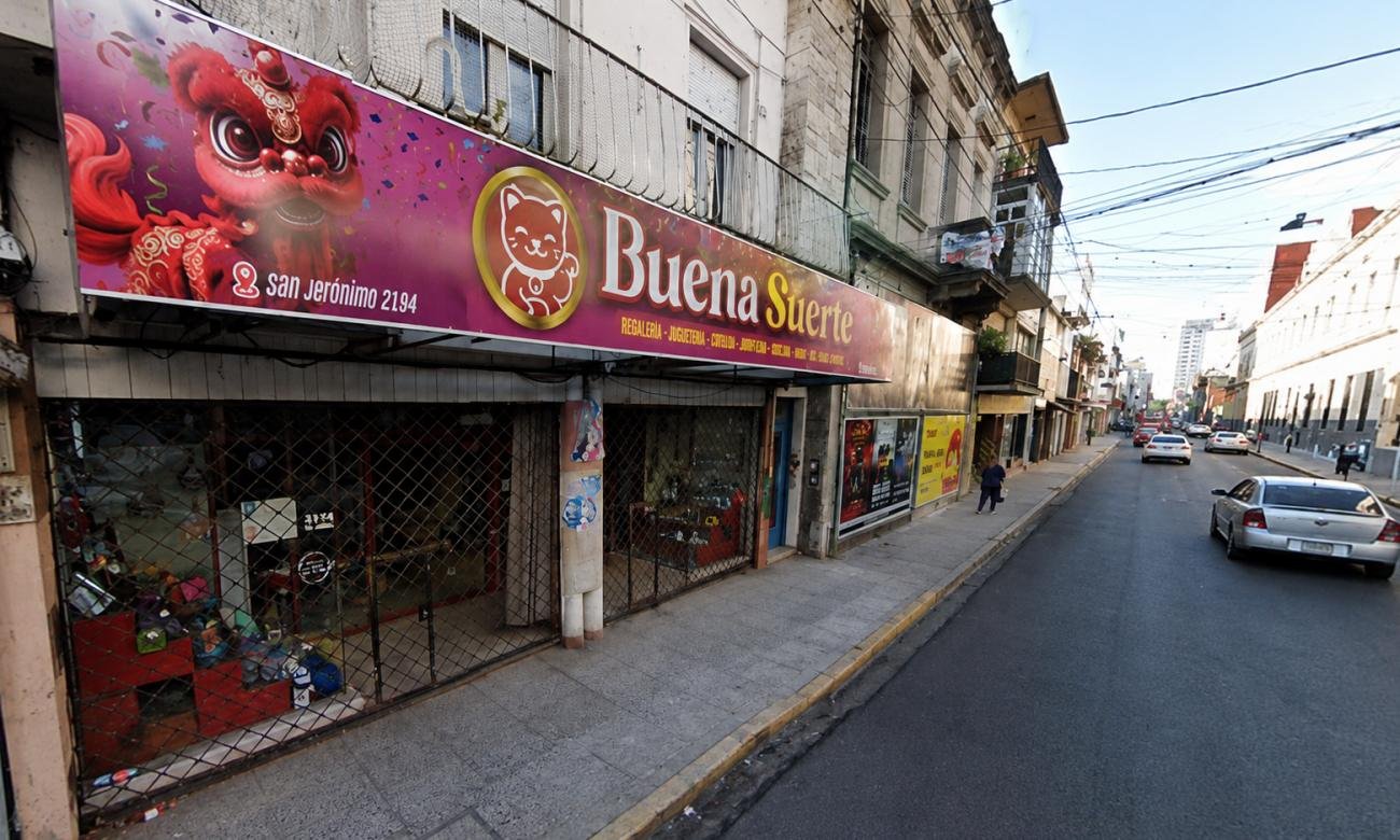 Vista de la cuadra de San Jerónimo al 2100, en el centro de la ciudad de Santa Fe, donde se desarrollan las investigaciones por el ataque armado.
