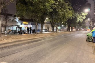 Bulevar Gálvez de Santa Fe tras el operativo especial de limpieza realizado luego de los festejos por la Selección Argentina. Los equipos municipales trabajaron para recuperar el espacio público.