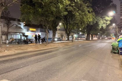 Bulevar Gálvez de Santa Fe tras el operativo especial de limpieza realizado luego de los festejos por la Selección Argentina. Los equipos municipales trabajaron para recuperar el espacio público.