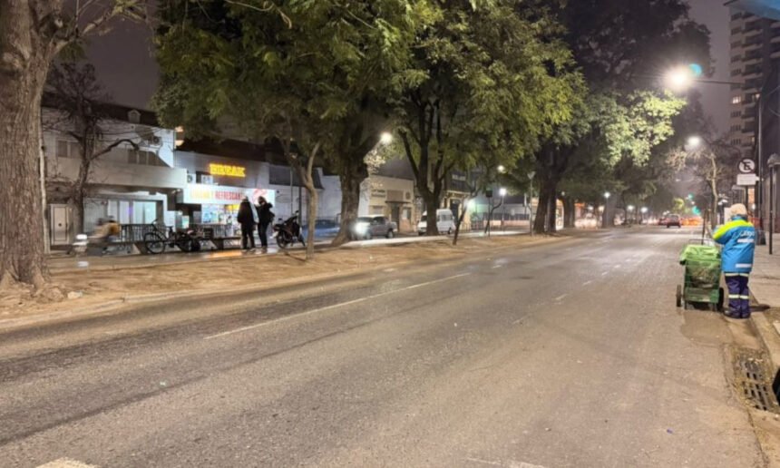 Bulevar Gálvez de Santa Fe tras el operativo especial de limpieza realizado luego de los festejos por la Selección Argentina. Los equipos municipales trabajaron para recuperar el espacio público.