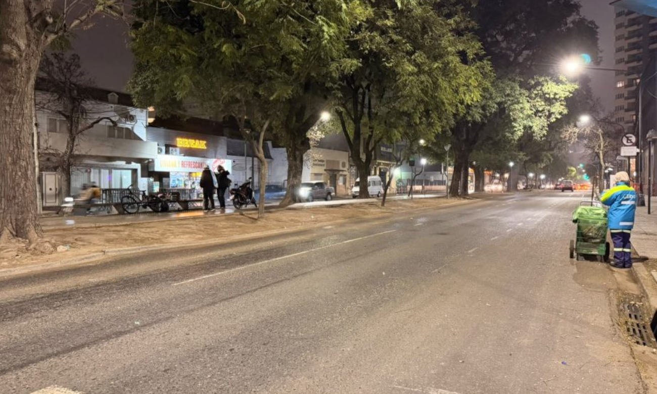 Bulevar Gálvez de Santa Fe tras el operativo especial de limpieza realizado luego de los festejos por la Selección Argentina. Los equipos municipales trabajaron para recuperar el espacio público.