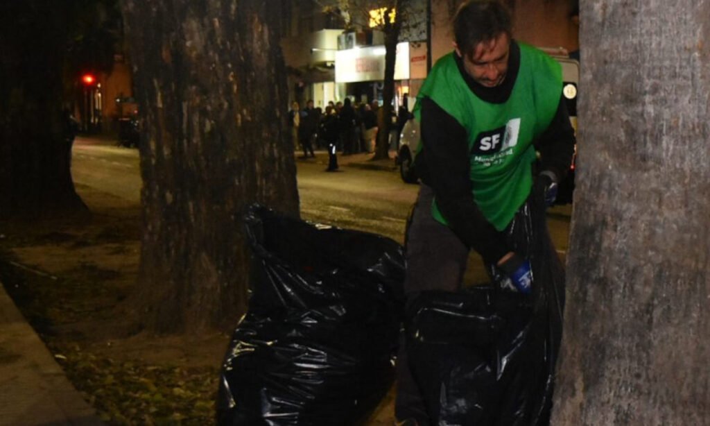 Personal municipal realiza tareas de limpieza urbana tras una jornada de festejos masivos en espacios públicos de Santa Fe. Foto de archivo.