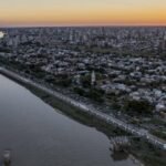 Vista aérea de la ciudad de Santa Fe y la Laguna Setúbal, un paisaje que combina la trama urbana con uno de los entornos naturales más representativos de la capital provincial.