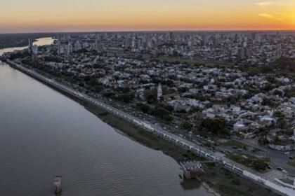 Vista aérea de la ciudad de Santa Fe y la Laguna Setúbal, un paisaje que combina la trama urbana con uno de los entornos naturales más representativos de la capital provincial.