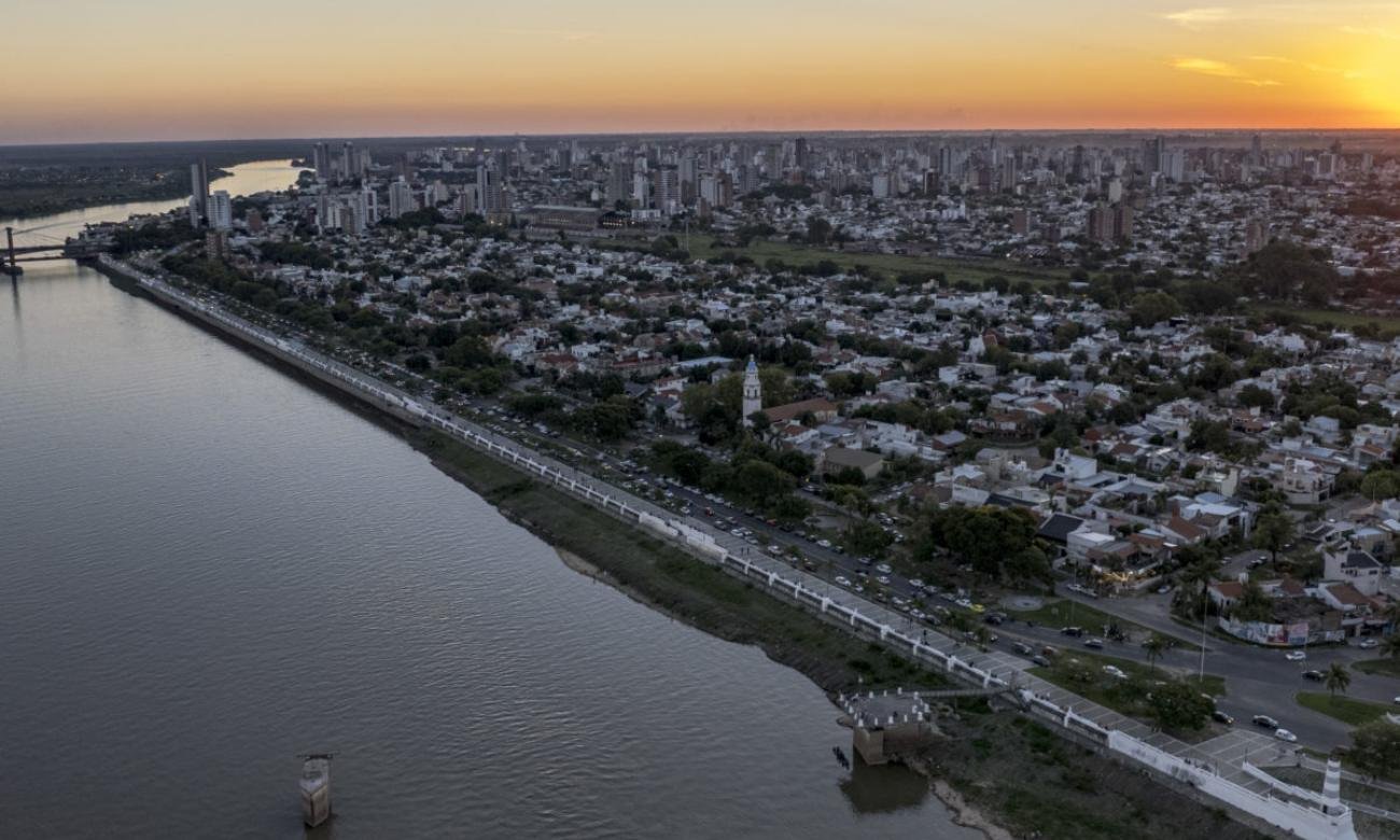 Vista aérea de la ciudad de Santa Fe y la Laguna Setúbal, un paisaje que combina la trama urbana con uno de los entornos naturales más representativos de la capital provincial.
