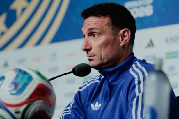 Lionel Scaloni responde las consultas de la prensa durante una conferencia oficial del Mundial 2026, en la previa de un compromiso de la Selección Argentina.