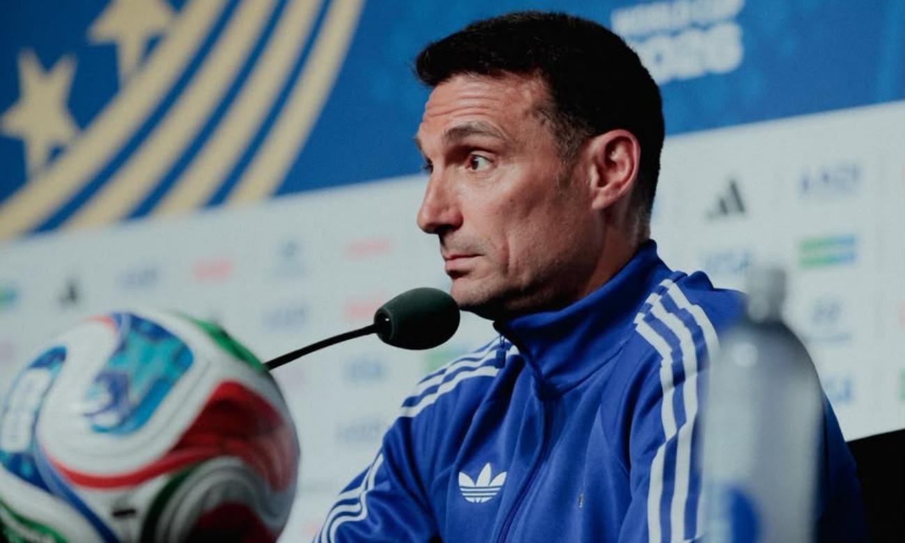Lionel Scaloni responde las consultas de la prensa durante una conferencia oficial del Mundial 2026, en la previa de un compromiso de la Selección Argentina.